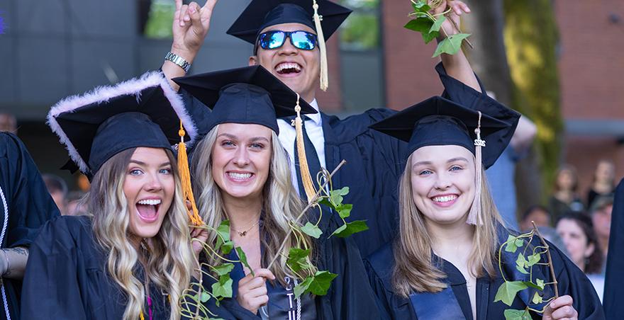 毕业后，学生们戴着帽子，穿着长袍，开心而兴奋