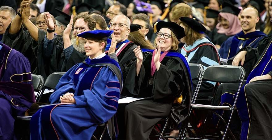 斯坦福大学全体教职员工在本科毕业典礼上鼓掌.